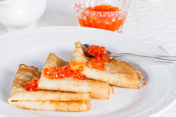 Panqueques rusos con caviar de salmón rojo —  Fotos de Stock