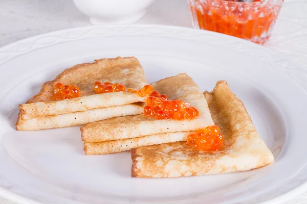 Russian pancakes with red salmon caviar — Stock Photo, Image