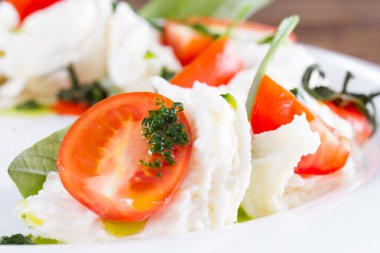 Caprese salatası - domates ve mozzarella peyniri