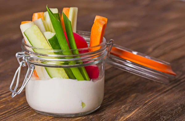 Verduras frescas con salsa de queso — Foto de Stock