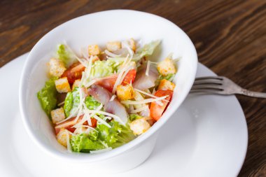 Sezar salatası ile Omul