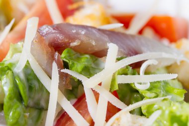 Sezar salatası ile Omul