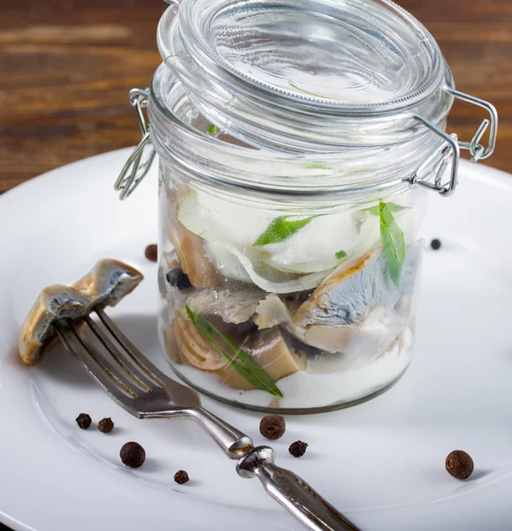 소금에 절인된 우유 버섯 크림 소스와 함께 유리 항아리에 — 스톡 사진