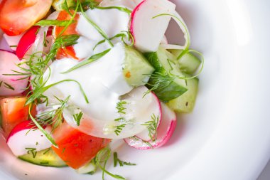 Taze sebze salatası.