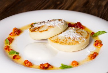 Cheesecakes ekşi krema ve deniz topalak reçel ile