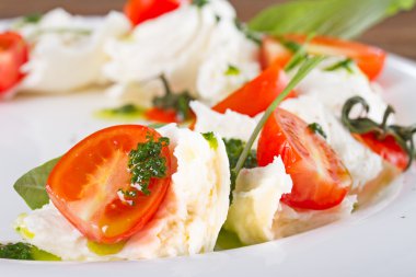 Caprese salatası - domates ve mozzarella peyniri