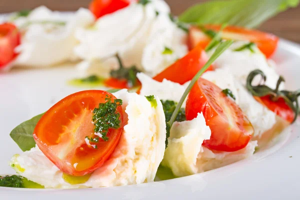 Салат капрезе - помидоры и сыр моцарелла — стоковое фото