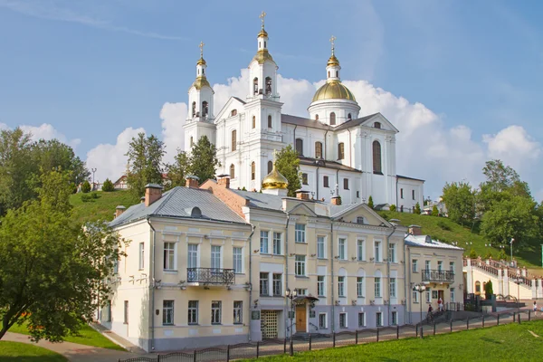 VITEBSK, BELARO 27 LUGLIO: Santa Assunta Cattedrale dell'Assunzione e Convento dello Spirito Santo il 27 luglio 2016 a Vitebsk . — Foto Stock