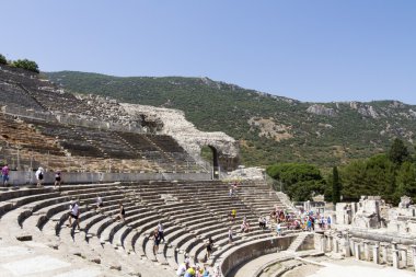 turistler banklar ve Efes Antik tiyatroda sahne