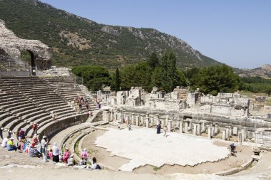 turistler banklar ve Efes Antik tiyatroda sahne