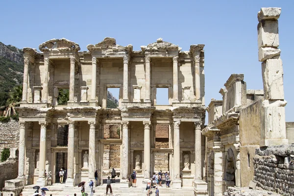 I turisti visitano le rovine della Biblioteca di Cicerone — Foto Stock