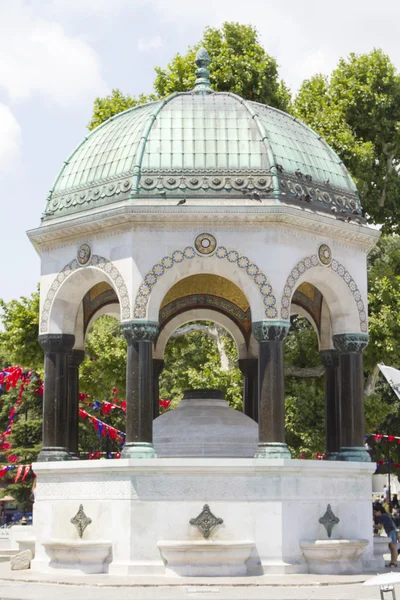 ISTANBUL - JULY 5: German Fountain, located in Sultanahmet Square on July 5, 2014 in Istanbul. — Stock Photo, Image