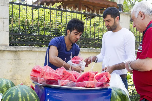 A man sells watermelons on the streets of Istanbul — Stock Photo, Image