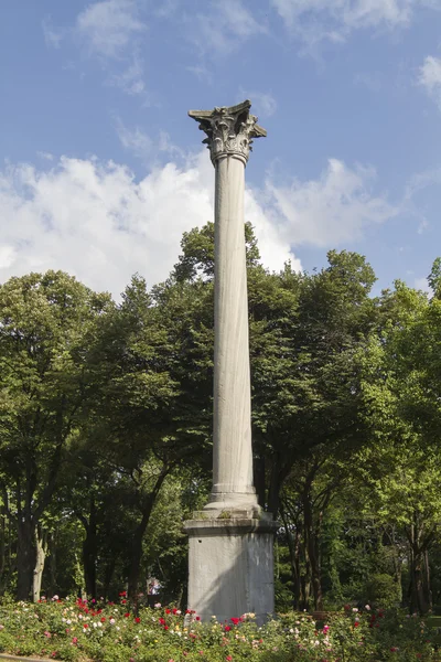 Columna antigua en un parque en Estambul —  Fotos de Stock