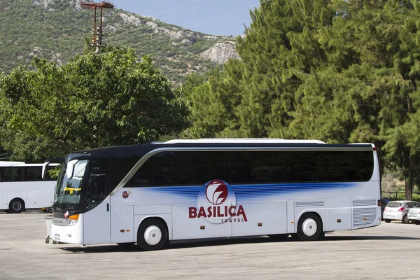 Autobús turístico estacionado cerca de la entrada de la antigua ciudad de Éfeso —  Fotos de Stock
