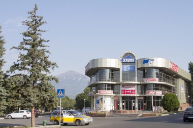 Yeni alışveriş merkezi Pyatigorsk ve dağ Beshtau içinde belgili tanımlık geçmiş