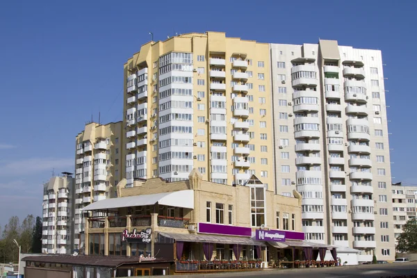 New residential area in Pyatigorsk and mountain Beshtau the background — Stock Photo, Image