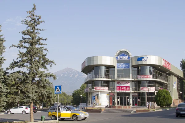 Nové obchodní centrum v Pjatigorsku a horské Beshtau v pozadí — Stock fotografie