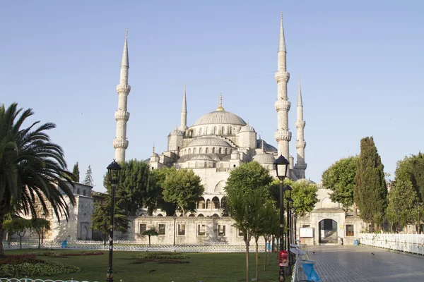 Les touristes visitent la Mosquée Bleue à Istanbul — Photo