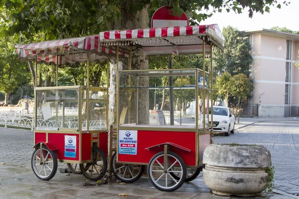 Puestos de compras móviles vacíos en las calles desiertas de la mañana de Estambul — Foto de Stock