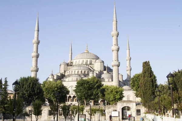 Turisté navštěvují Modrá mešita v Istanbulu — Stock fotografie