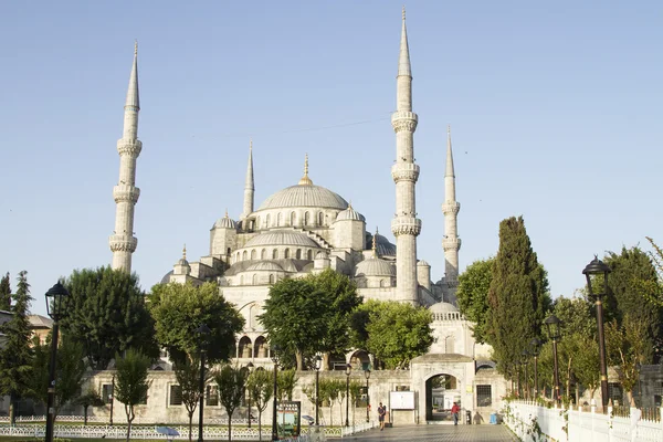 Turisté navštěvují Modrá mešita v Istanbulu — Stock fotografie