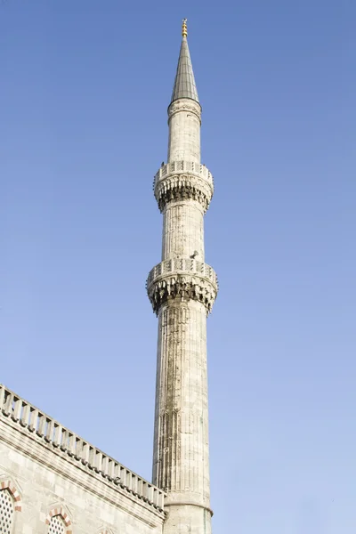 宣礼塔和蓝色清真寺在伊斯坦布尔的一个片段 — 图库照片