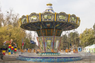Khabarovsk ıssız sonbahar Park atlıkarınca