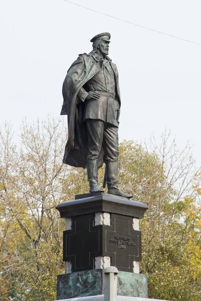 Monument to Captain Jacob Dyachenko about Intourist Hotel — Stock Photo, Image