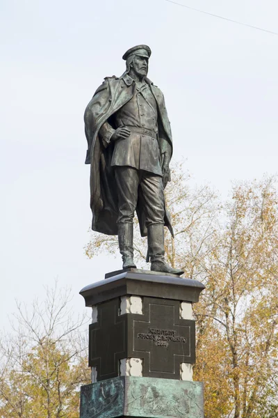 Monument voor Captain Jacob Dyachenko over Intourist Hotel — Stockfoto