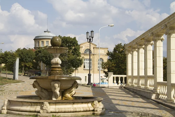 Fontaine et colonnade dans la ruelle de la station balnéaire de Pyatigorsk — Photo