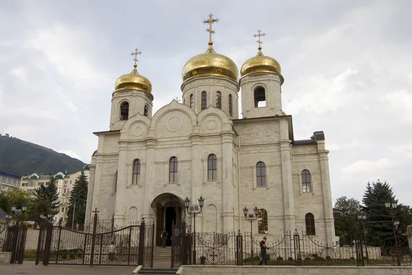 Katedrze Zbawiciela w pochmurna pogoda w mieście Pyatigorsk — Zdjęcie stockowe