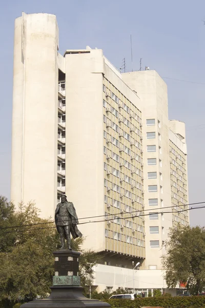 Monument to Captain Jacob Dyachenko about Intourist Hotel — Stock Photo, Image