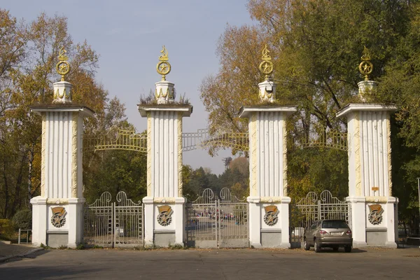 Columns of Soviet-style at the entrance to the stadium — Φωτογραφία Αρχείου