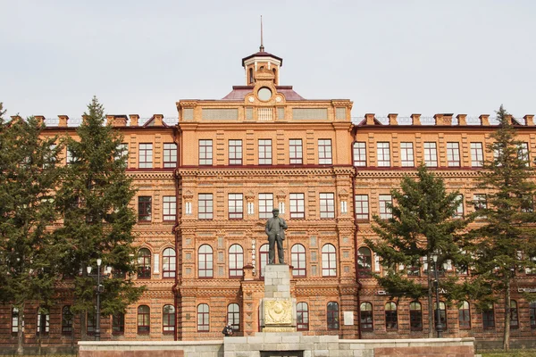 Monumento a Lenin y antiguo edificio de la escuela Junker —  Fotos de Stock