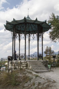 13 Eylül 2014 yılında Pyatigorsk üzerinde bir dağın tepesinde Çin tarzı gazebo.