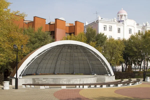 Teatro de verão no parque da cidade em Khabarovsk — Fotografia de Stock