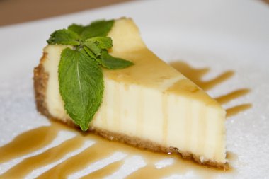 Cheesecake karamel şurubu nane yaprağı ile