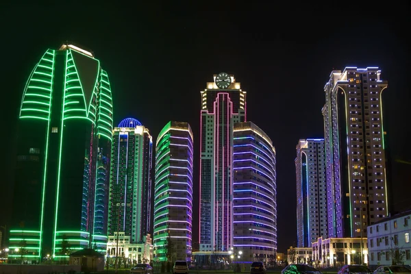 Edifícios no distrito de Grozny City com iluminação noturna — Fotografia de Stock