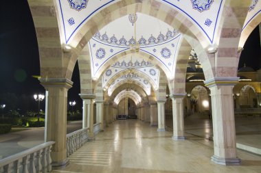 Kalp Çeçenya'da cami avlusu