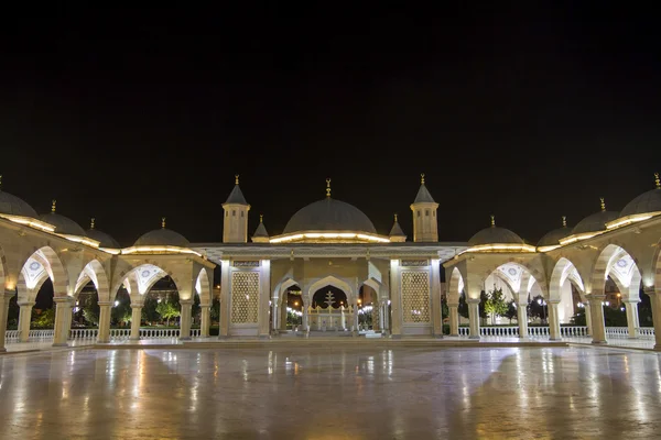 El patio de la mezquita en el corazón de Chechenia —  Fotos de Stock