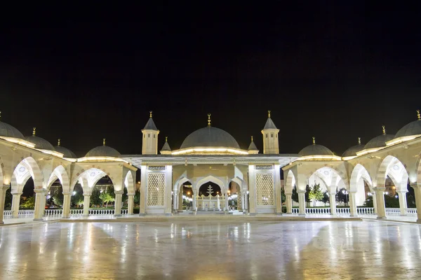 Der Innenhof der Moschee im Herzen Tschetscheniens — Stockfoto