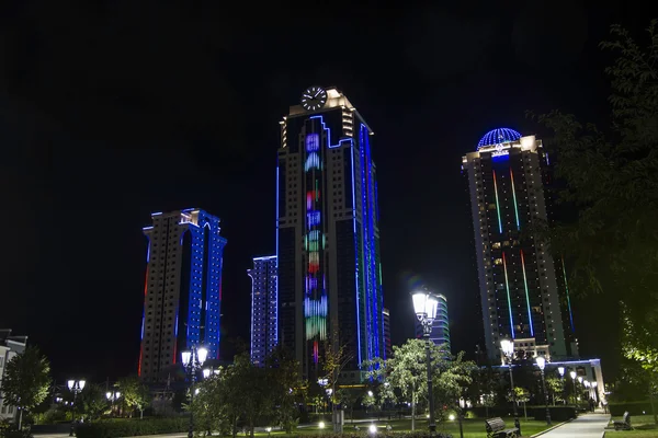 Edifícios no distrito de Grozny City com iluminação noturna — Fotografia de Stock