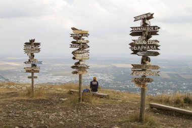 Farklı şehir ve turistik Mount Mashuk üstüne işaretçiler mesafeler