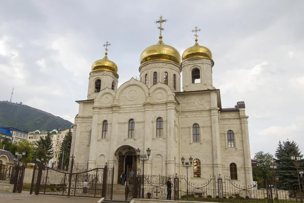 Katedrze Zbawiciela w pochmurna pogoda w mieście Pyatigorsk — Zdjęcie stockowe