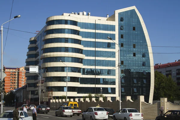 Un moderno business center con facciata in vetro a Grozny — Foto Stock