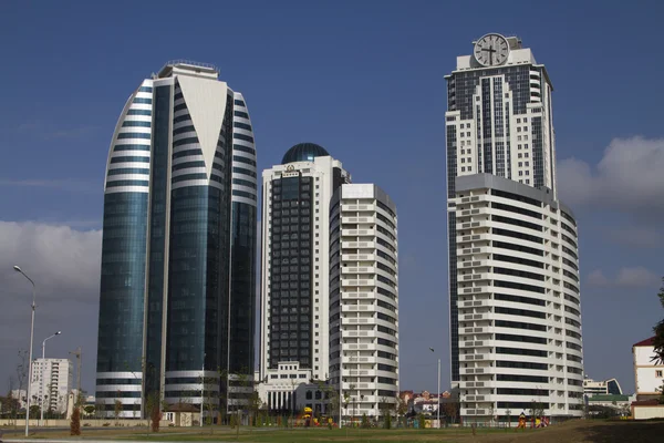 Byggnader i ett modernt område i staden Groznyj — Stockfoto