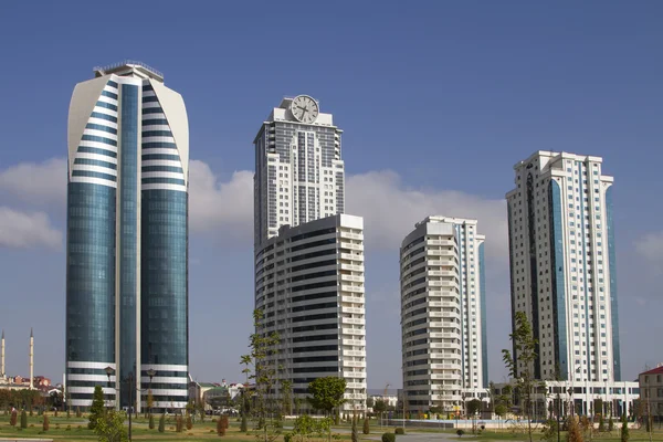 Bâtiments dans un quartier moderne de la ville de Grozny — Photo