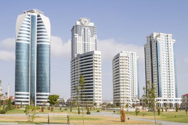 Modern bir bölge olan Grozny city binalarda