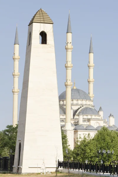 Watchtower on the background of the mosque "Heart of Chechnya" — Stock Photo, Image